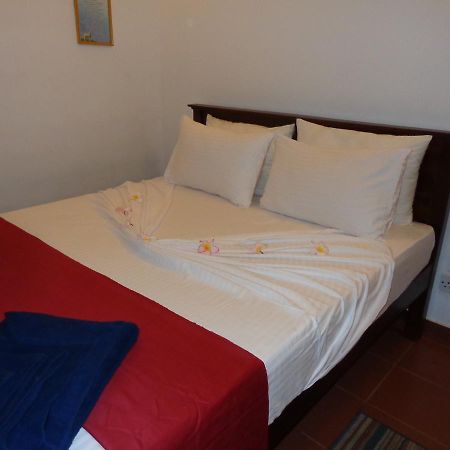 Explore Hostels Negombo Kochchikade Esterno foto