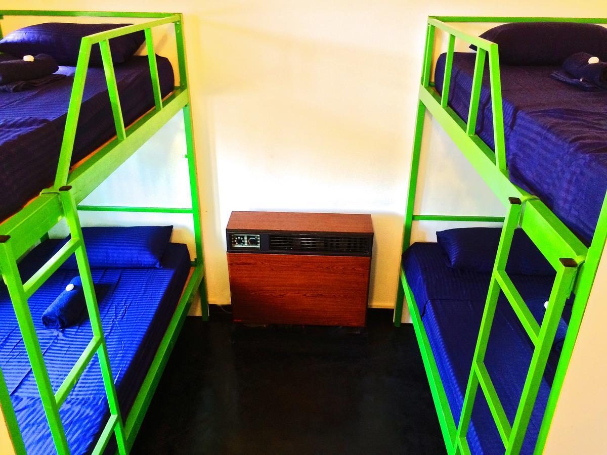 Explore Hostels Negombo Kochchikade Esterno foto