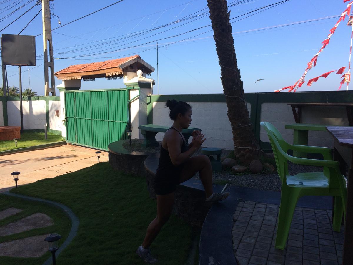 Explore Hostels Negombo Kochchikade Esterno foto