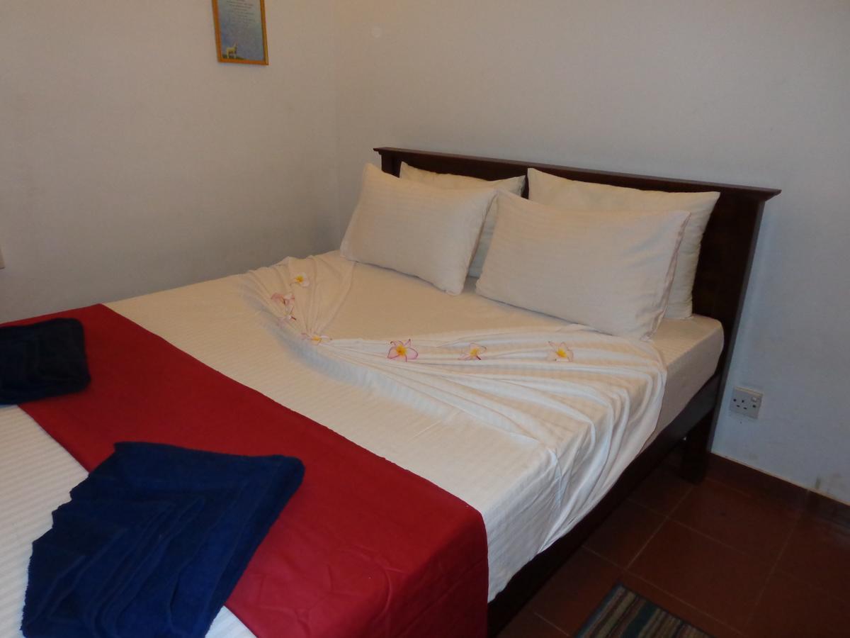 Explore Hostels Negombo Kochchikade Esterno foto