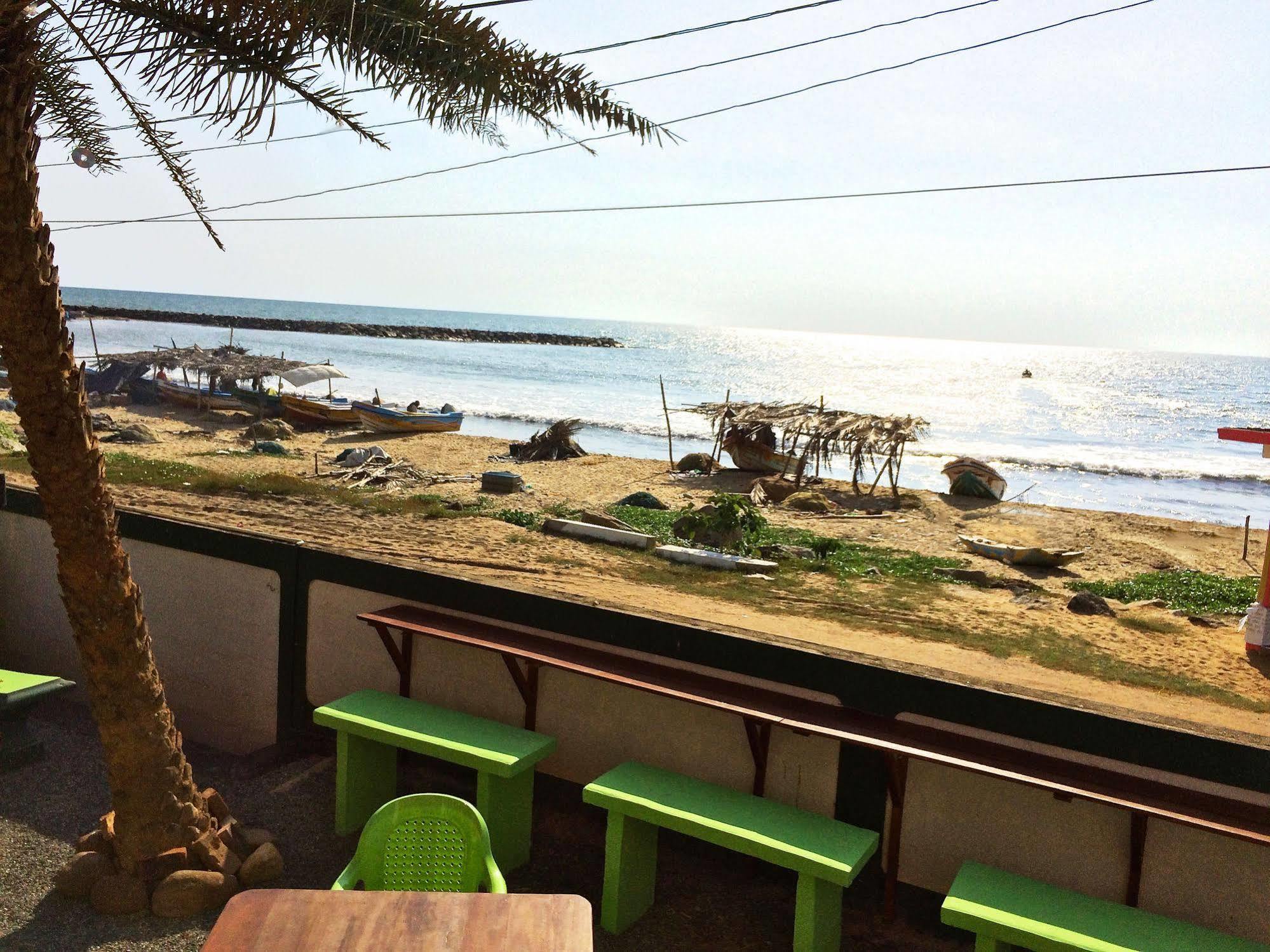 Explore Hostels Negombo Kochchikade Esterno foto