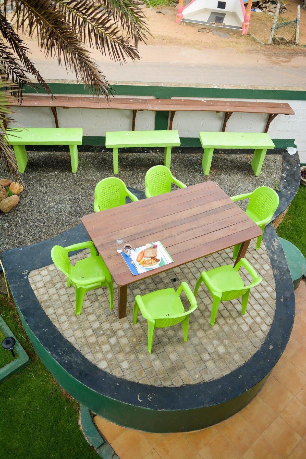 Explore Hostels Negombo Kochchikade Esterno foto