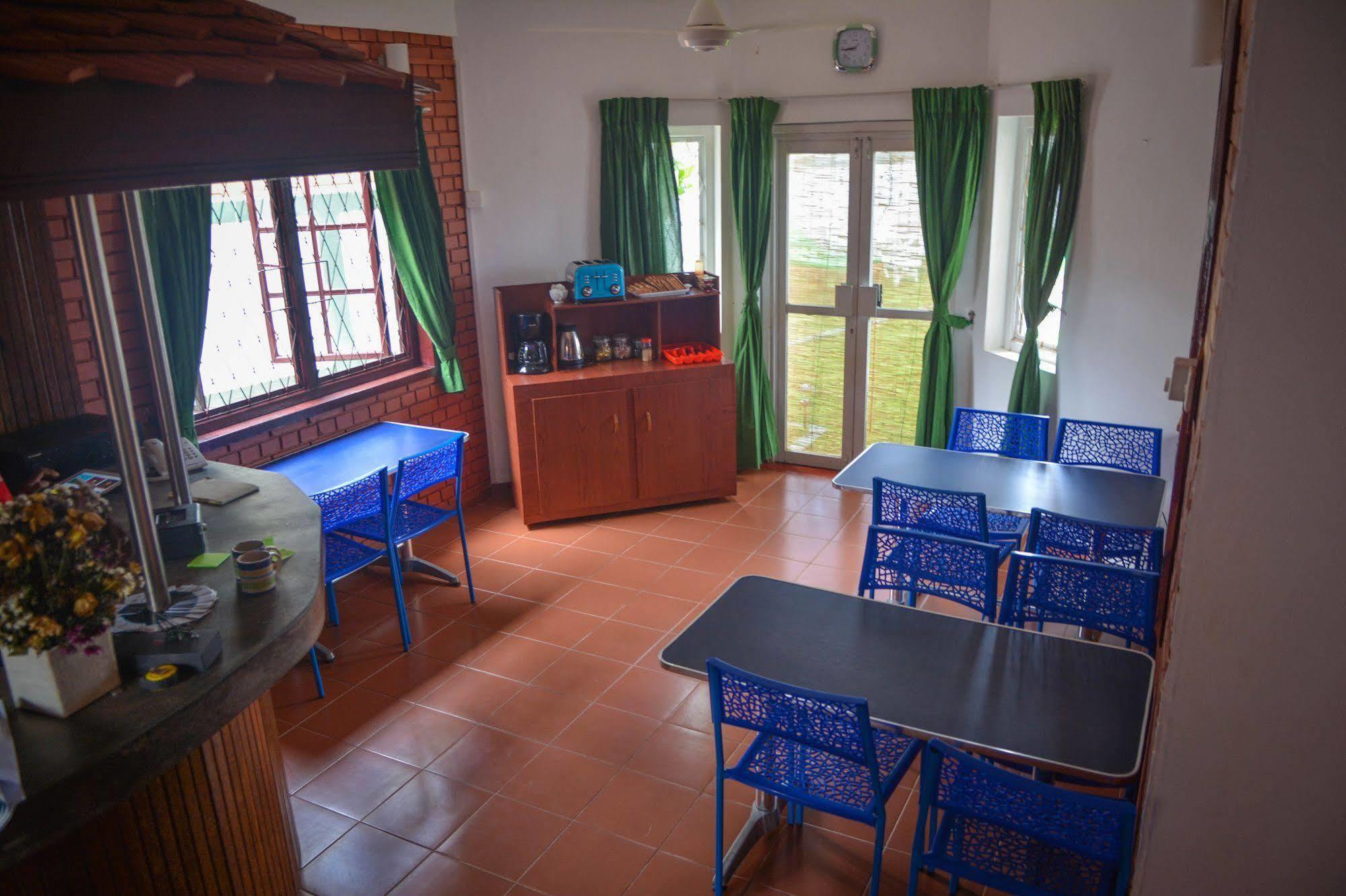 Explore Hostels Negombo Kochchikade Esterno foto