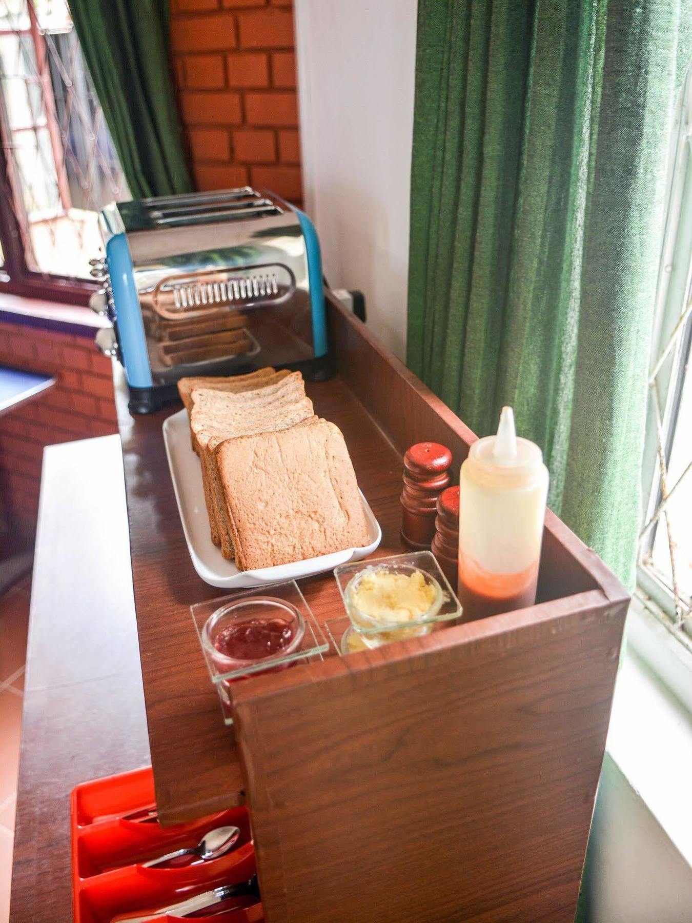 Explore Hostels Negombo Kochchikade Esterno foto