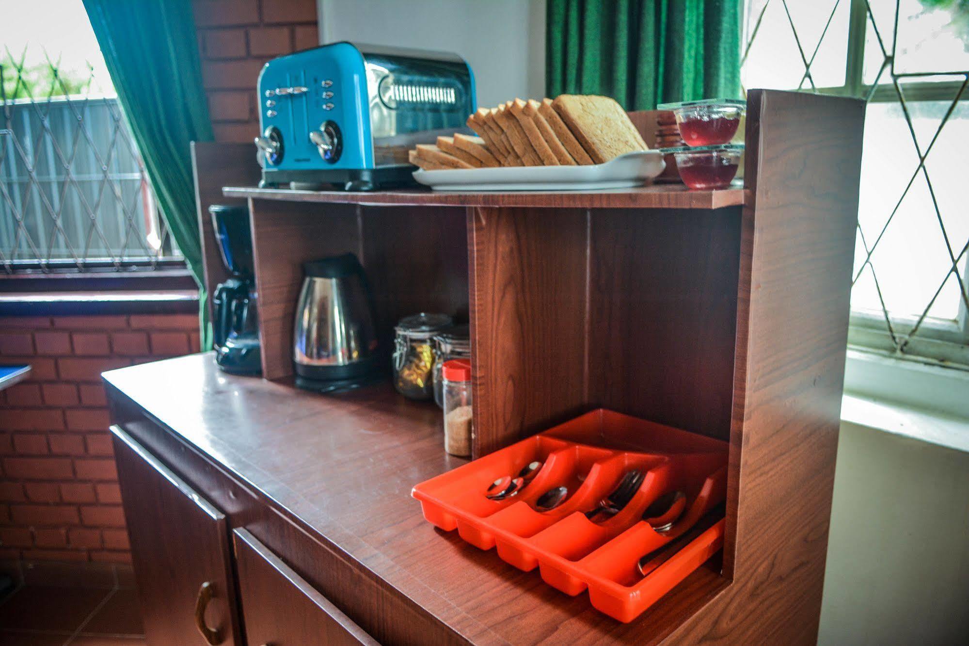 Explore Hostels Negombo Kochchikade Esterno foto
