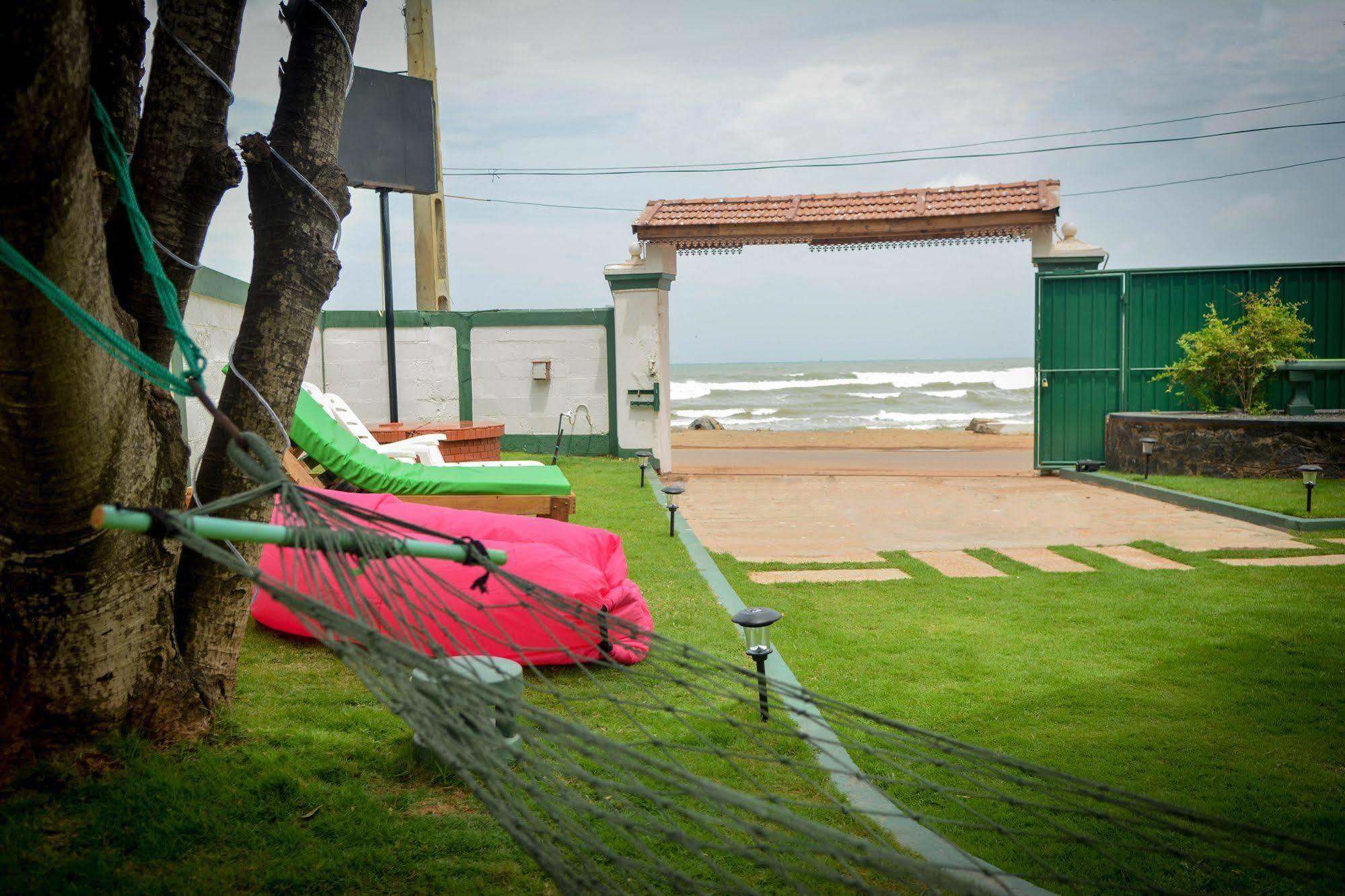 Explore Hostels Negombo Kochchikade Esterno foto