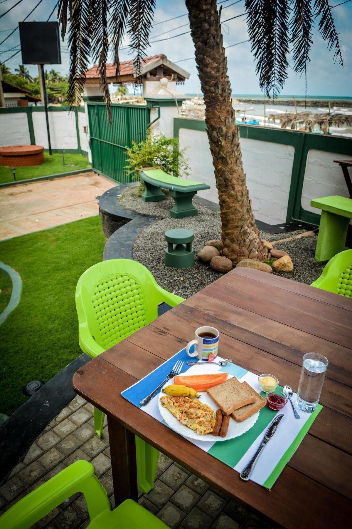 Explore Hostels Negombo Kochchikade Esterno foto